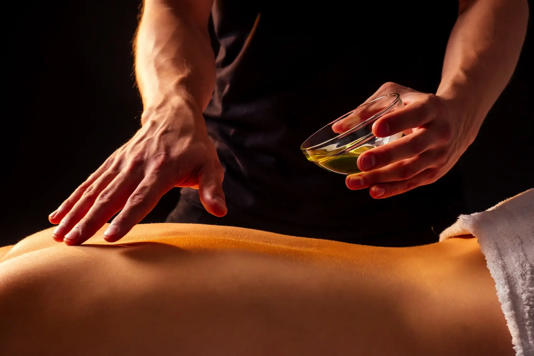 Nahaufnahme Masseur Hände tun Rückenmassage weiblichen Kunden Spa-Center Panchakarma